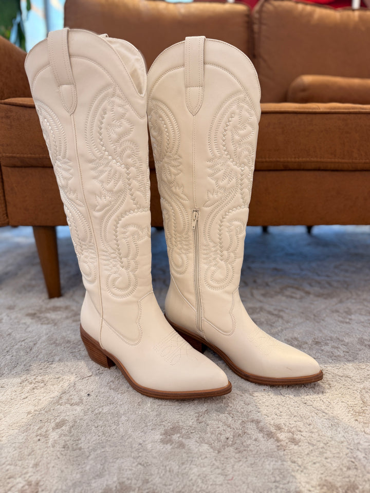 Mia Kincade || White Boot
